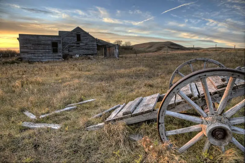 Metal detecting ghost towns in Oregon might be a location to find unique buried items.
